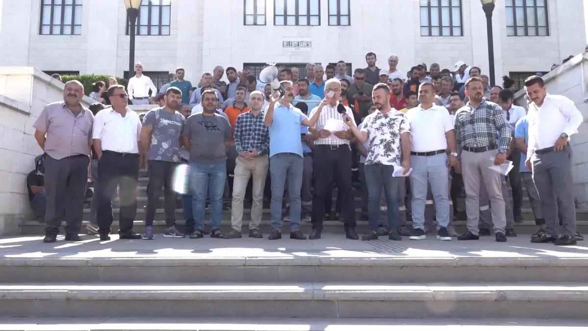 Belediye İş Hatay Şubesi, AKP'li Belediye Meclis Üyelerini Protesto Etti: Muhalefetin Elindeki Belediyeleri Çalışmaz Hale Getirmek Ucuz Siyaset...