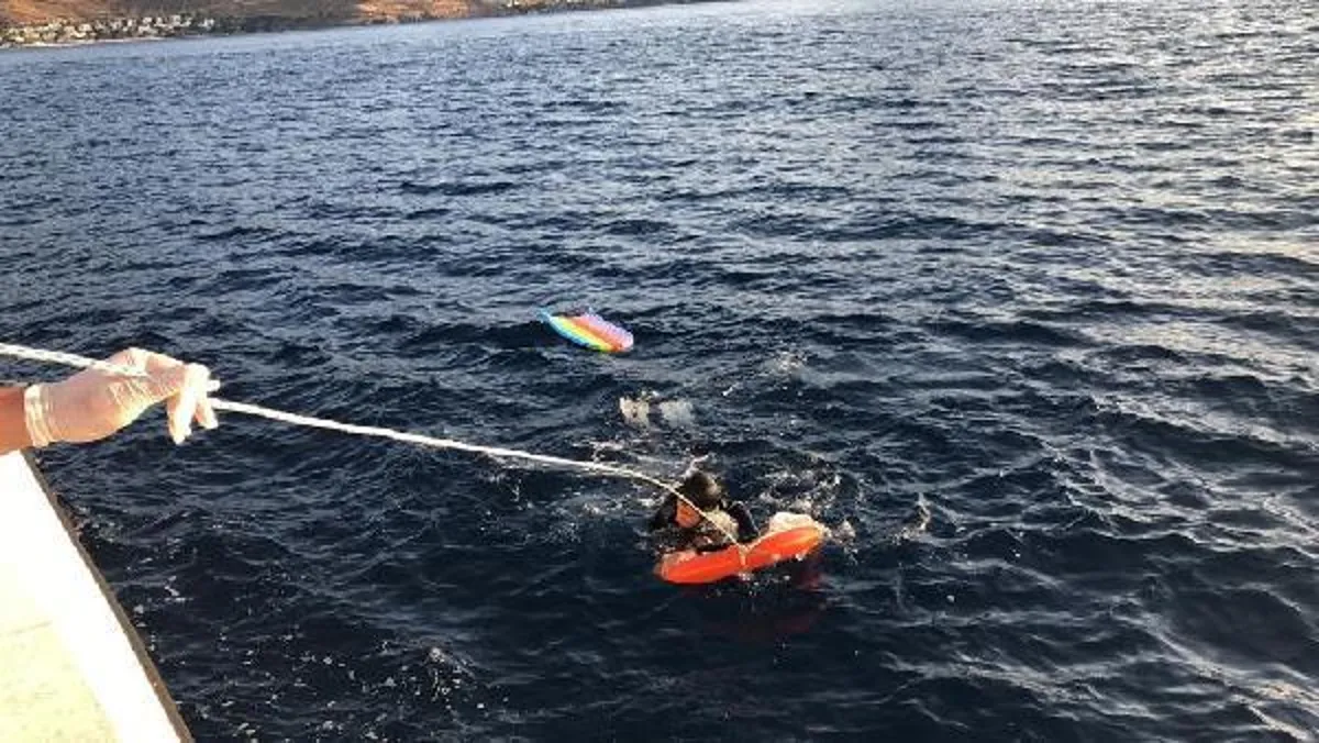 Bodrum'dan yüzerek Yunan adasına geçmeye çalışan 2 kaçak göçmeni, sahil güvenlik yakaladı - Haberler