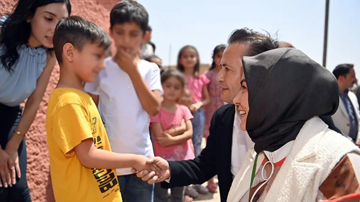 Esra öğretmenin sevinç gözyaşları! Yaptığı çağrı karşılık buldu, onlarca öğrencinin yüzü güldü - Haberler