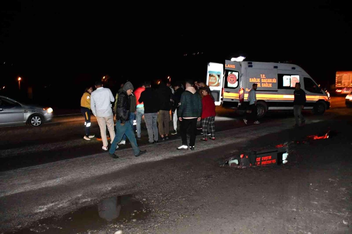 Hatay'da kayganlaşan yolda elektrikli bisiklet devrildi: 2 yaralı