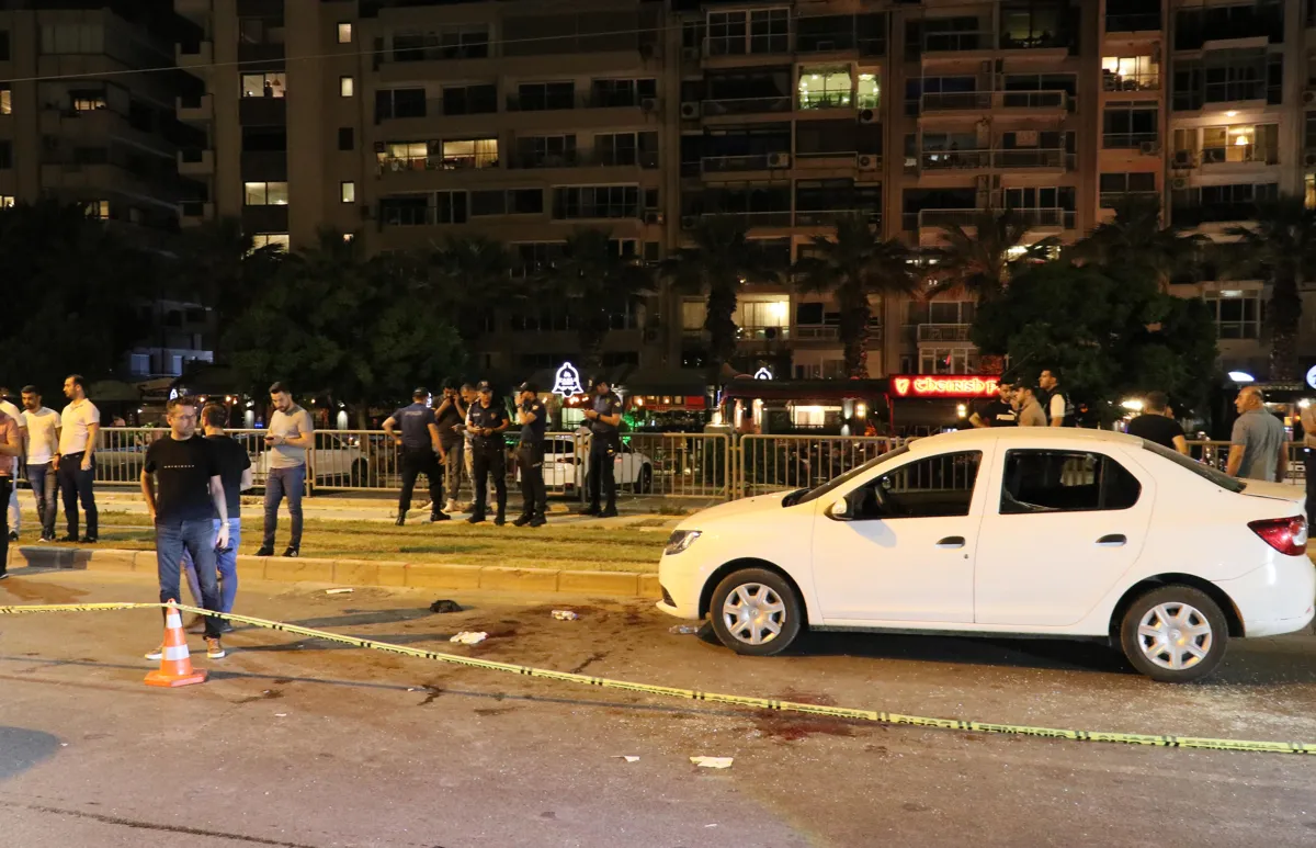 İzmir'de bir otomobile uzun namlulu silahla ateş açıldı: 2 kişi ağır yaralı - Haberler