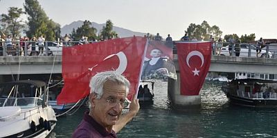 ARSUZ BELEDİYESİ’NDEN TEKNE KORTEJLİ “ZAFER BAYRAMI” KUTLAMASI