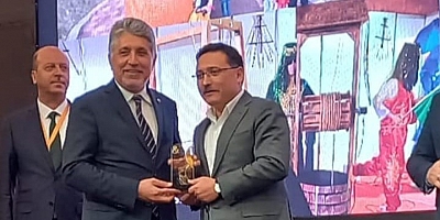 BAŞKAN YAVUZ 3. KEZ TÜRKİYE’NİN EN BAŞARILI BELEDİYE BAŞKANI ÖDÜLÜNÜ KAYSERİ’DE ALDI