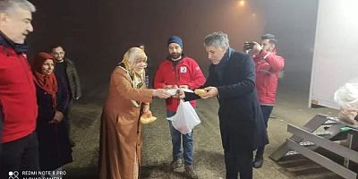 DEPREM NEDENİYLE EVLERİNE GEÇEMEYEN VATANDAŞLARA SICAK ÇORBA İKRAMI