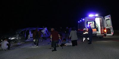 Düğüne gidenlerin bulunduğu hafif ticari aracın devrildiği kazada 7 kişi yaralandı
