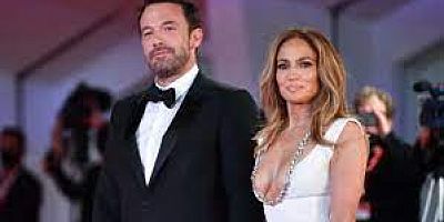 Dünyaca ünlü yıldız Jennifer Lopez, 17 yıl sonra barıştığı oyuncu Ben Affleck ile evlendi. Sessiz sedasız nikah masasına oturan Lopez, düğün sonrası sosyal medya hesabından yatağından bir fotoğraf paylaşarak alyansını gösterdi.