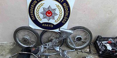 Hatay'ın İskenderun ilçesinde motosiklet hırsızlığı şüphelisi 2 kişi, çalınan motosiklet ve çok sayıda motor parçaları ile yakalandı.