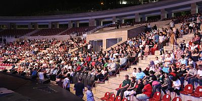 HATAY VE ANTALYA TEK YÜREK OLDU ATATÜRK’ÜN EN SEVDİĞİ ŞARKILARI SÖYLEDİ