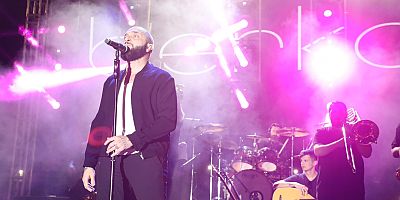 İskenderun Belediyesi 19 Mayıs 1. gençlik festivali Berkay konserinde İskenderunlular depremin ardından doyasıya eğlenme fırsatı buldu. 