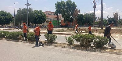 İSKENDERUN BELEDİYESİ TEMİZLİK EKİPLERİ YOĞUN ÇALIŞIYOR