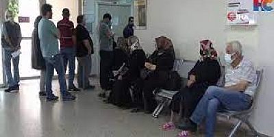 Kırıkkale'de hatırlatma dozu için hastanelerde yoğunluk oluştu Sağlık Bakanlığı'nın hatırlatma dozu randevularını açmasının ardından Kırıkkale'de bayram tatili süresince bin 300 vatandaş Covid-19 aşısı yaptırdı.