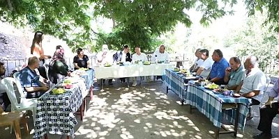 LÜTFÜ SAVAŞ HASSA İLÇESİNDE ÇİFTÇİLERLE BİRARAYA GELDİ 