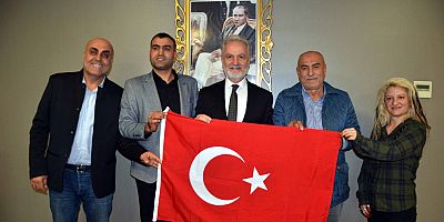 Muradiye Mahallesi Yardımlaşma Derneğinden İTSO Başkanı Yılmaz’a Türk Bayrağı