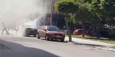 Park halindeki otomobil bir anda dumanlara teslim oldu Hatay'ın İskenderun ilçesinde park halindeki otomobilden aniden duman yükseldi.