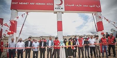 Türk Kızılay, Suriye'nin kuzeybatısındaki İdlib ilinde inşasını tamamladığı briket evlerden 901'ine aileleri yerleştirdi.