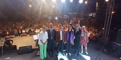 Yayladağı'nın zenginliklerinin tanıtımı için düzenlenen 2. Geleneksel Yayladağı Kültür Sanat ve Çilek Festivali kapsamında ünlü sanatçı Ferhat Göçer konser verdi.  